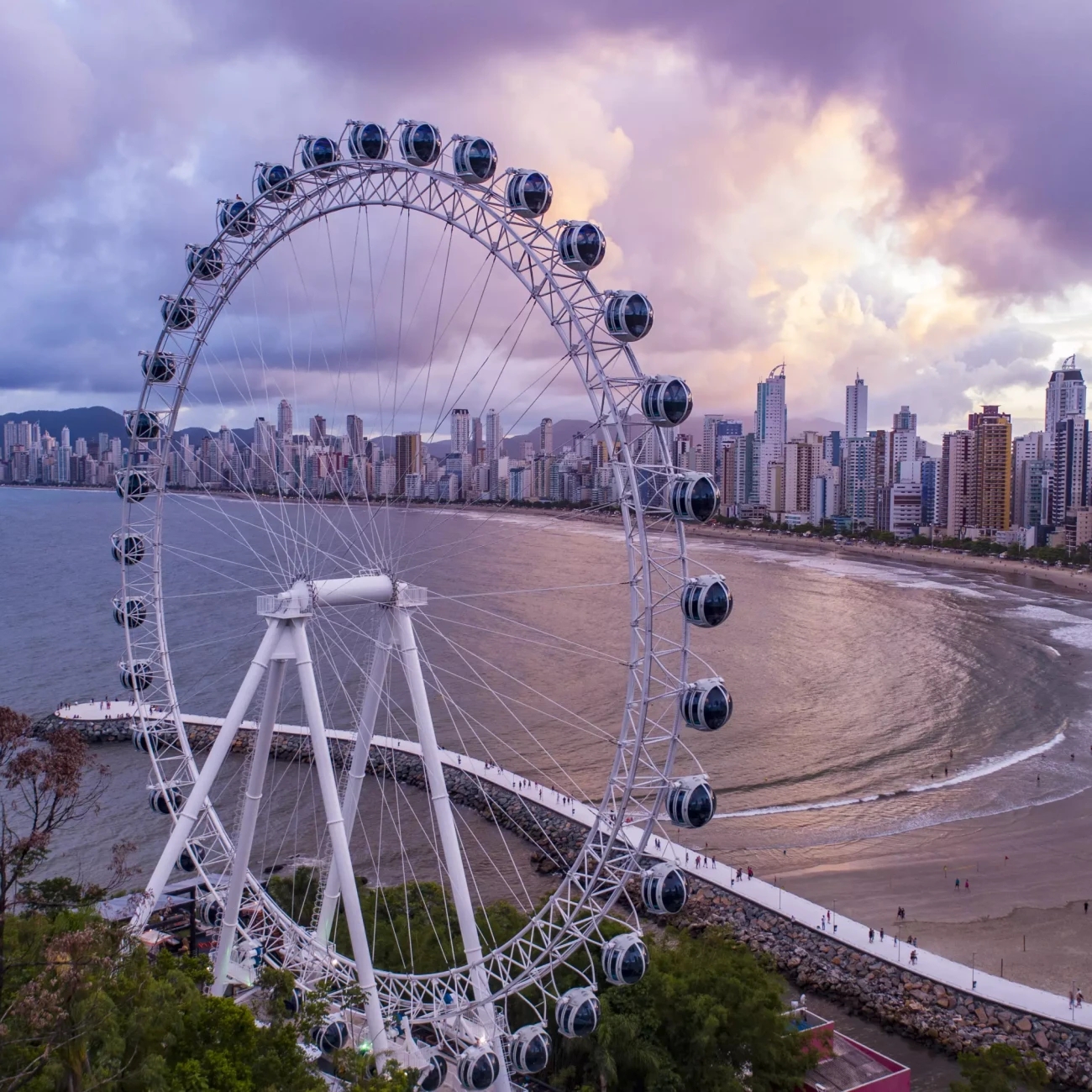 Roda FG completa, com a cidade de Balneário Camboriú ao fundo